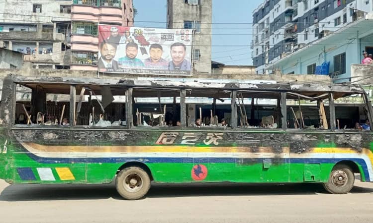 অগ্নিকাণ্ডে পুড়ে যাওয়া বাসের ছবি, ধ্বংসস্তূপের মতো অবস্থা. Channel i News - চ্যানেল আই নিউজ