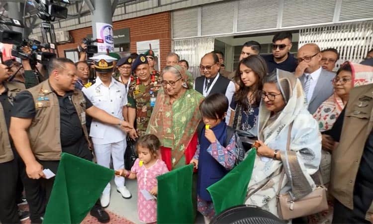 প্রধানমন্ত্রীর সহযাত্রী রিকশাচালক-কৃষক-মাঝি-সবজি বিক্রেতা-শ্রমিকের সাথে সাক্ষাৎ. Channel i News - চ্যানেল আই নিউজ