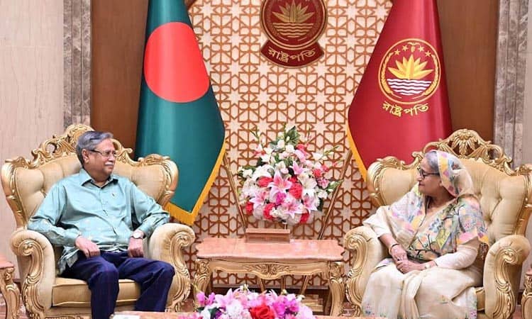 প্রধানমন্ত্রী ও রাষ্ট্রপতির মধ্যে আলোচনা, বাংলাদেশ ও রাষ্ট্রপতির পতাকা পাশে. Channel i News - চ্যানেল আই নিউজ