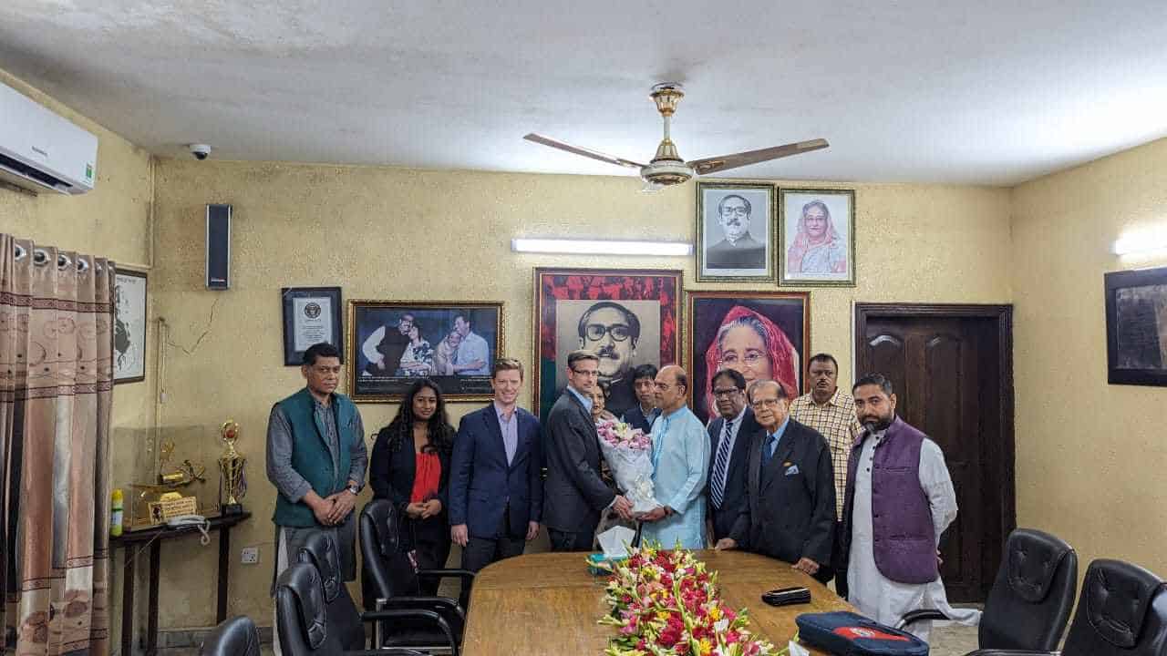 মার্কিন প্রতিনিধি দলের সঙ্গে শেখ হাসিনার রাজনৈতিক কার্যালয়ে সাক্ষাৎ. Channel i News - চ্যানেল আই নিউজ