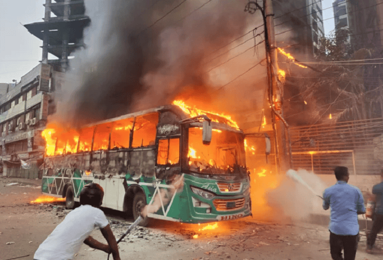 বাসে অগ্নিকাণ্ড, ধোঁয়া ও আগুন চারদিকে ছড়িয়ে পড়েছে. Channel i News - চ্যানেল আই নিউজ