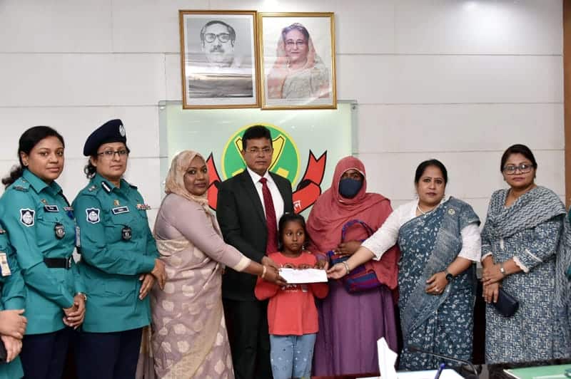 নিহত পুলিশ আমিরুলের পরিবারের পাশে বিপিডব্লিউএন, সমবেদনা জানানো হচ্ছে. Channel i News - চ্যানেল আই নিউজ