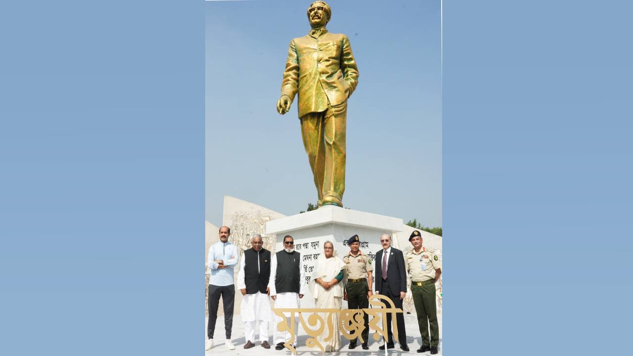প্রধানমন্ত্রী শেখ হাসিনা শুক্রবার ঢাকার বিজয় সরণিতে বাংলাদেশ সেনাবাহিনীর তত্ত্বাবধানে নির্মিত মৃত্যুঞ্জয়ী প্রাঙ্গণ উদ্বোধন শেষে ফটোসেশনে অংশগ্রহণ করেন। ছবি: আইএসপিআর