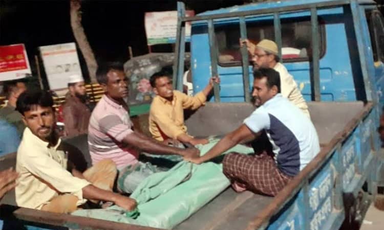 ট্রাকের ধাক্কায় নিহত যুবলীগ কর্মীর মরদেহ স্থানান্তর করা হচ্ছে. Channel i News - চ্যানেল আই নিউজ