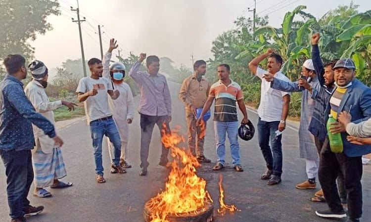 রাস্তায় টায়ার জ্বালিয়ে অবরোধ করছে কিশোরগঞ্জের মানুষ. Channel i News - চ্যানেল আই নিউজ
