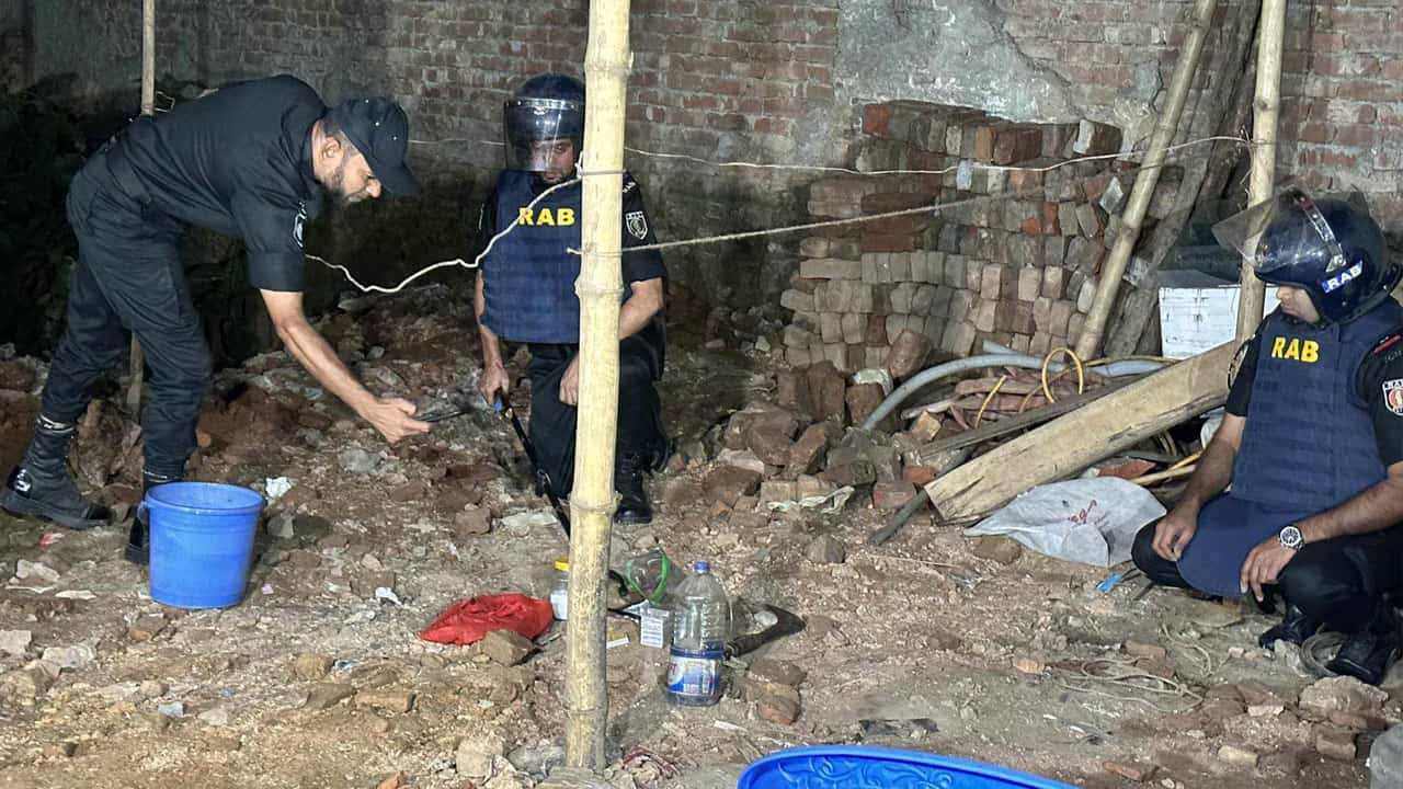 নবাবপুরের ভবন থেকে উদ্ধারকৃত ৬ ককটেল ও তদন্তকারীরা. Channel i News - চ্যানেল আই নিউজ