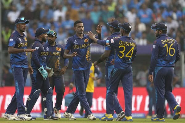 শ্রীলঙ্কা ক্রিকেটাররা মাঠে একত্রে উদযাপন করছে. Channel i News - চ্যানেল আই নিউজ