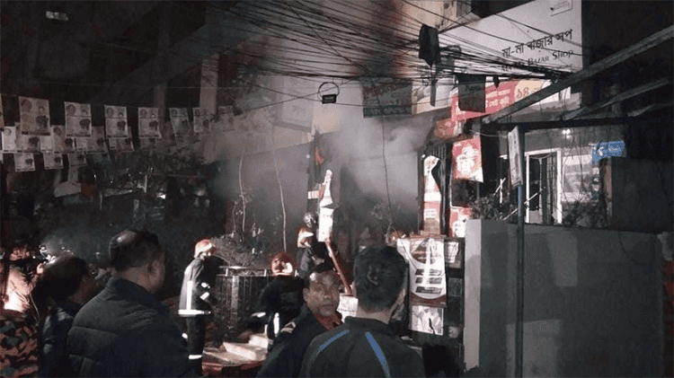 সুকন্যা টাওয়ারের আগুন নিয়ন্ত্রণে, ধোঁয়া ও অগ্নিকাণ্ডের দৃশ্য. Channel i News - চ্যানেল আই নিউজ