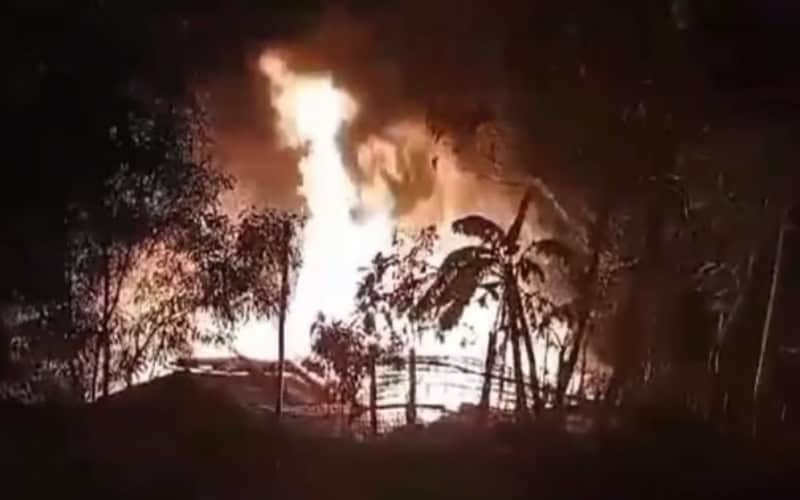 রোহিঙ্গা ক্যাম্পে অগ্নিকাণ্ডে অর্ধশতাধিক ঘর পুড়ে গেছে. Channel i News - চ্যানেল আই নিউজ