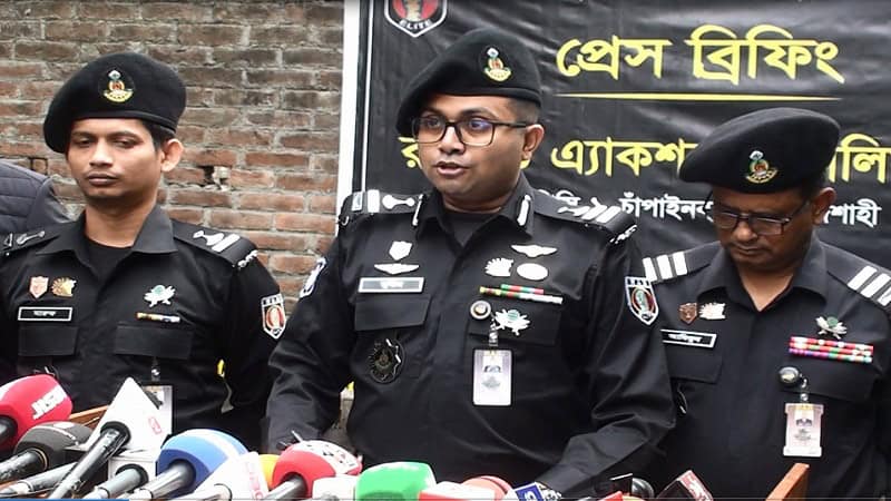 পুলিশ কর্মকর্তারা সংবাদ সম্মেলনে বক্তব্য দিচ্ছেন. Channel i News - চ্যানেল আই নিউজ