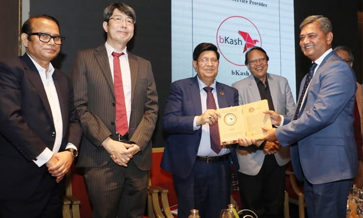 বিকাশের প্রতিনিধিরা এনআরবি ডে অ্যাওয়ার্ড ২০২৩ গ্রহণ করছেন. Channel i News - চ্যানেল আই নিউজ