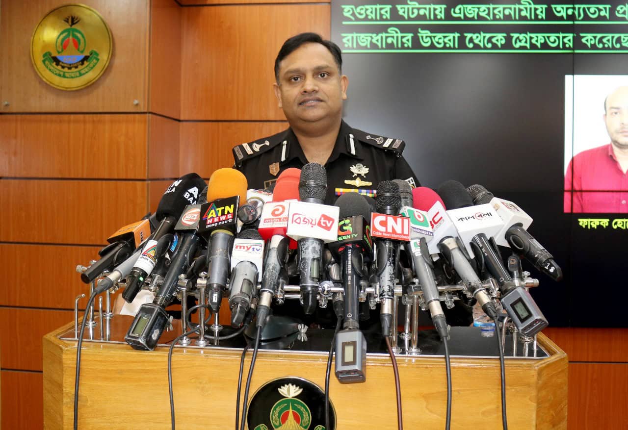র্যাবের কর্মকর্তা সংবাদ সম্মেলনে বক্তব্য দিচ্ছেন. Channel i News - চ্যানেল আই নিউজ