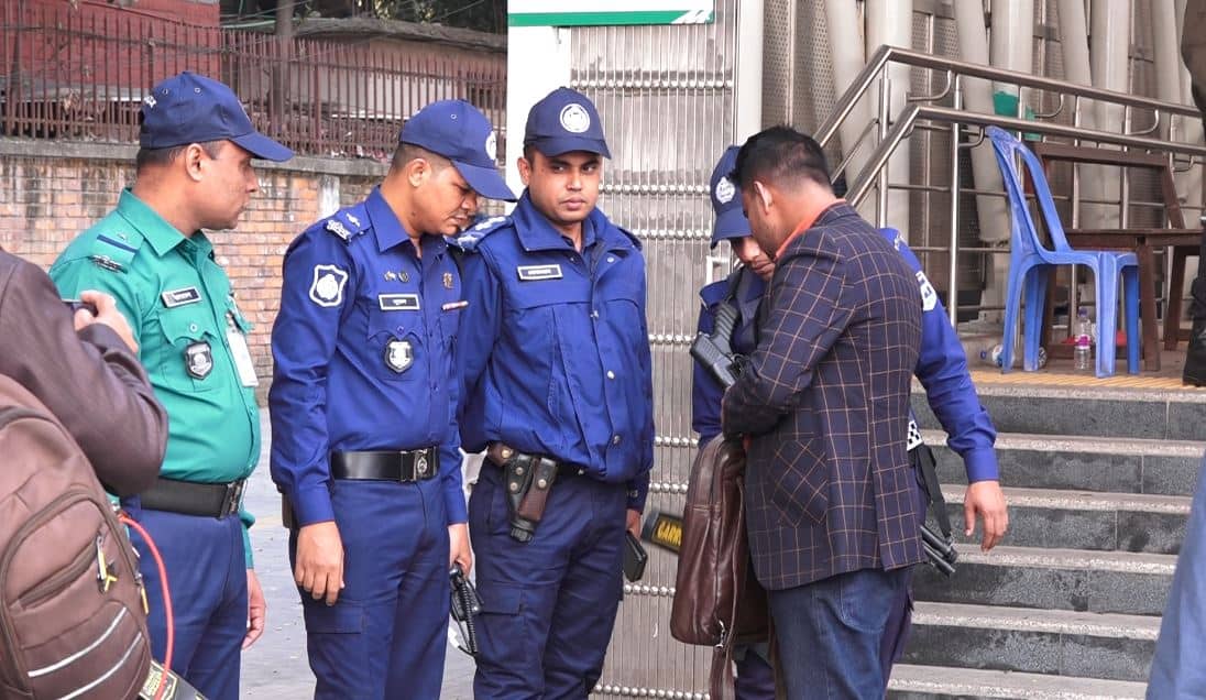 নিরাপত্তা চেকের জন্য পুলিশ সদস্যরা মেট্রোরেলে অবস্থান করছেন।. Channel i News - চ্যানেল আই নিউজ