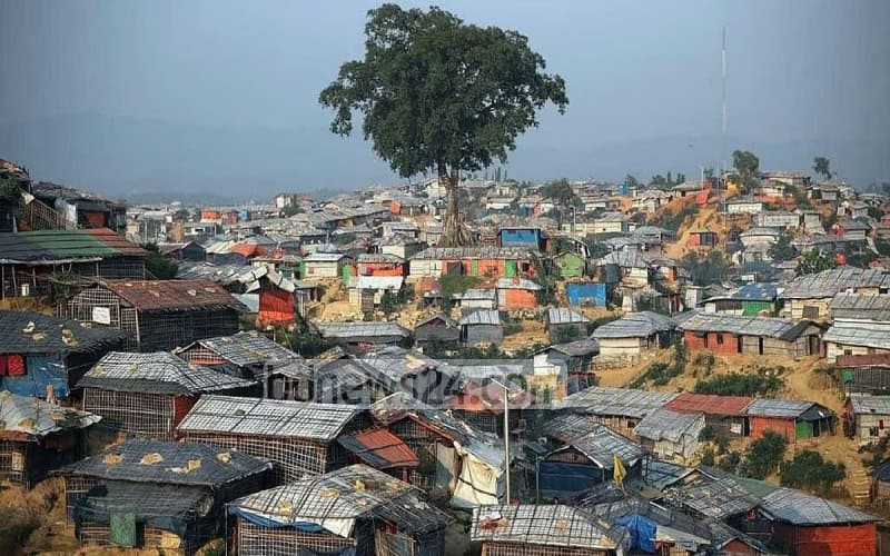 উখিয়া ক্যাম্পের রোহিঙ্গা শিবিরের দৃশ্য, ছোট ঘর ও গাছের সাথে. Channel i News - চ্যানেল আই নিউজ