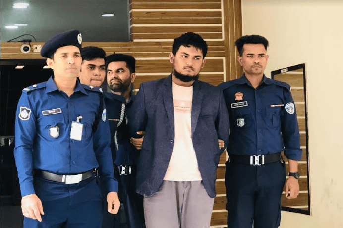 বিচারাধীন আসামি পুলিশের পাহারায় আদালত ভবনে নিয়ে যাওয়া হচ্ছে. Channel i News - চ্যানেল আই নিউজ