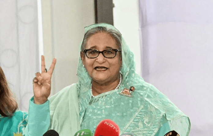 বাংলাদেশের প্রধানমন্ত্রী শেখ হাসিনা গণমাধ্যমের সামনে শুভেচ্ছা জানাচ্ছেন।. Channel i News - চ্যানেল আই নিউজ