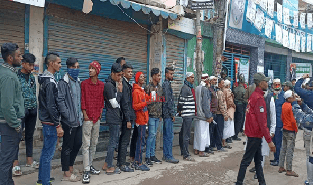 নতুন সরকারের জন্য জনগণের দীর্ঘ লাইন, করোনা পরিস্থিতিতে স্বাস্থ্যবিধি মানা হচ্ছে. Channel i News - চ্যানেল আই নিউজ