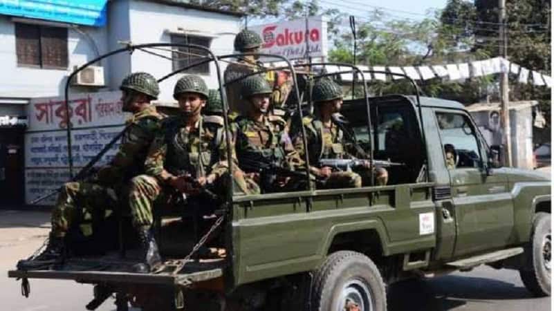 বাংলাদেশের সেনা সদস্যরা নিরাপত্তার জন্য চলাচল করছে. Channel i News - চ্যানেল আই নিউজ