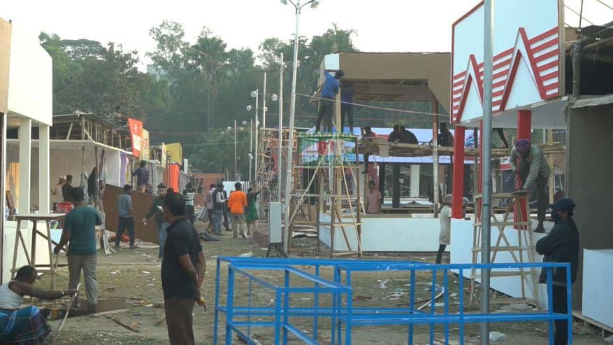 বইমেলা এলাকায় নিরাপত্তা ও নিরাপত্তা কর্মীরা কাজ করছে. Channel i News - চ্যানেল আই নিউজ