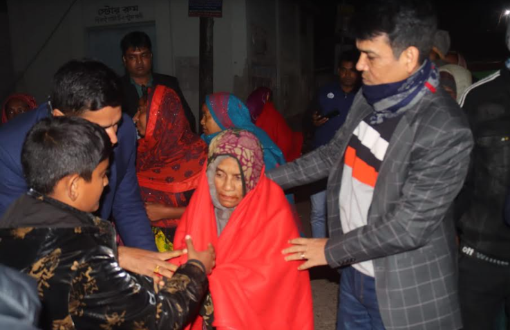 অসহায় শীতার্তদের খুঁজে খুঁজে কম্বল দিচ্ছেন পটুয়াখালীর পুলিশ সুপার | চ্যানেল আই অনলাইন