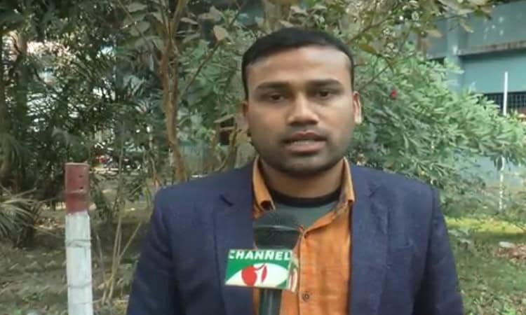 বাংলাদেশের একজন সংবাদ প্রতিবেদক, পত্রিকা ও ক্যামেরার সঙ্গে কথা বলছেন. Channel i News - চ্যানেল আই নিউজ