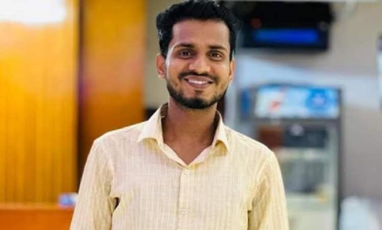 আনন্দিত হাসি সহ যুবক ব্যক্তি ছবি. Channel i News - চ্যানেল আই নিউজ
