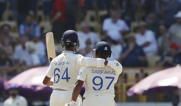 বাংলাদেশ ক্রিকেটার জয়সওয়াল ও সাকিব আল হাসান উদযাপন করছেন. Channel i News - চ্যানেল আই নিউজ