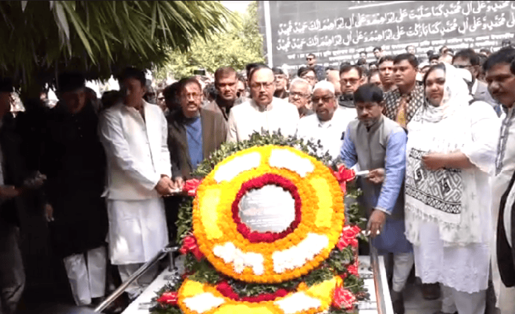 শহীদ এ.এইচ.এম কামারুজ্জামানের সহধর্মিণীর সমাধিতে পুষ্পস্তবক অর্পণ. Channel i News - চ্যানেল আই নিউজ
