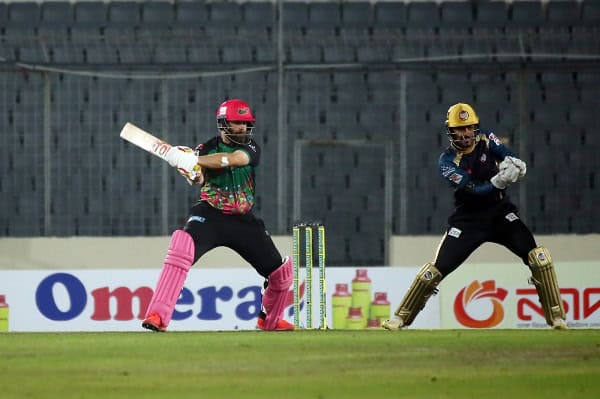 ক্রিকেট খেলোয়াড়রা মাঠে ব্যাট ও উইকেটের সঙ্গে প্রতিদ্বন্দ্বিতা করছে।. Channel i News - চ্যানেল আই নিউজ