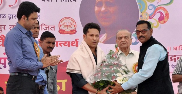 ছবিতে সর্ব বামে প্রশান্ত বৈদ্য