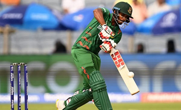 বাংলাদেশের ক্রিকেটার ব্যাটিং করছেন, মাঠে খেলা চলছে।. Channel i News - চ্যানেল আই নিউজ
