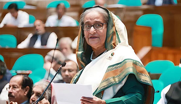 বাংলাদেশের সংসদে একজন নারী সদস্য বক্তৃতা দিচ্ছেন. Channel i News - চ্যানেল আই নিউজ