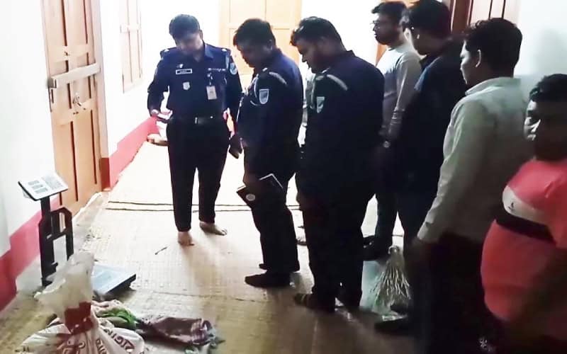 গোপালগঞ্জে মন্দিরের পূজারীর হত্যার তদন্তে পুলিশ ও স্থানীয়রা. Channel i News - চ্যানেল আই নিউজ