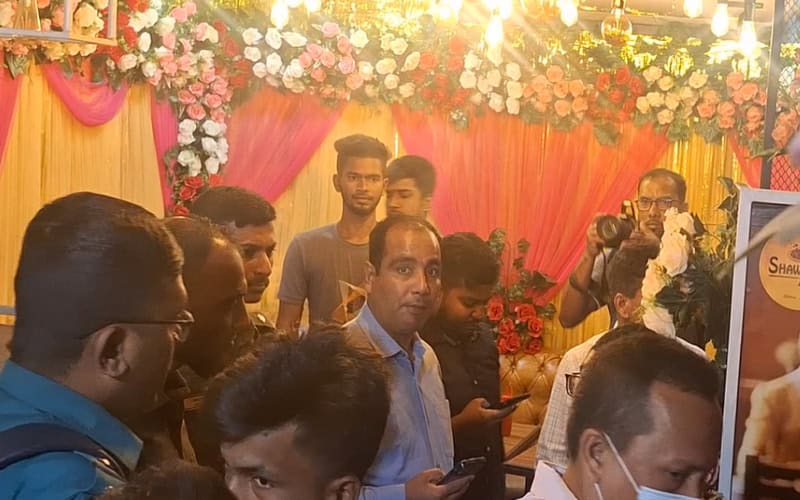 রাজধানীতে ঝুঁকিপূর্ণ বিবেচনায় রেস্টুরেন্ট বন্ধের অভিযান. Channel i News - চ্যানেল আই নিউজ
