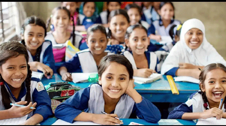 বাংলাদেশের প্রাথমিক বিদ্যালয়ে ছাত্রীরা ক্লাসে হাসিমুখে বসে আছে. Channel i News - চ্যানেল আই নিউজ
