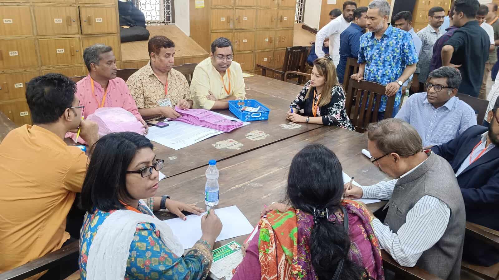 আইনজীবীদের ভোট গণনা চলাকালে সুপ্রিম কোর্টে ছবি. Channel i News - চ্যানেল আই নিউজ