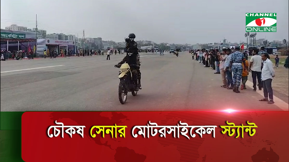 সমরাস্ত্র প্রদর্শনীতে ডামী বন্দুক দিয়ে শ্যুটিং