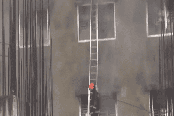 ডেমরা এলাকায় আগুন নিয়ন্ত্রণে আনতে firefighters কাজ করছে. Channel i News - চ্যানেল আই নিউজ