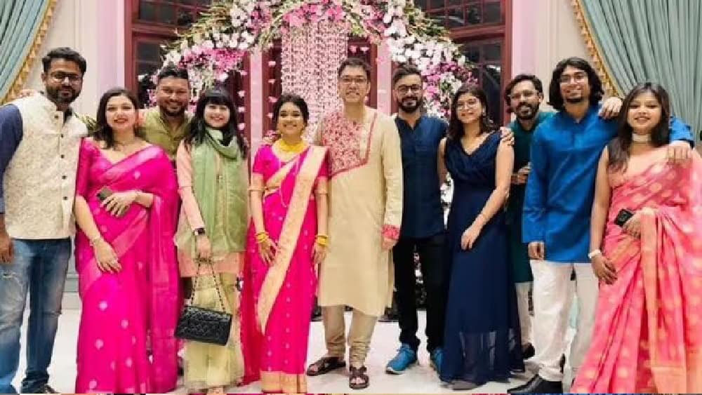 বিবাহোত্তর সংবর্ধনায় অতিথি ও পরিবারের সদস্যরা হাসিমুখে ছবি. Channel i News - চ্যানেল আই নিউজ