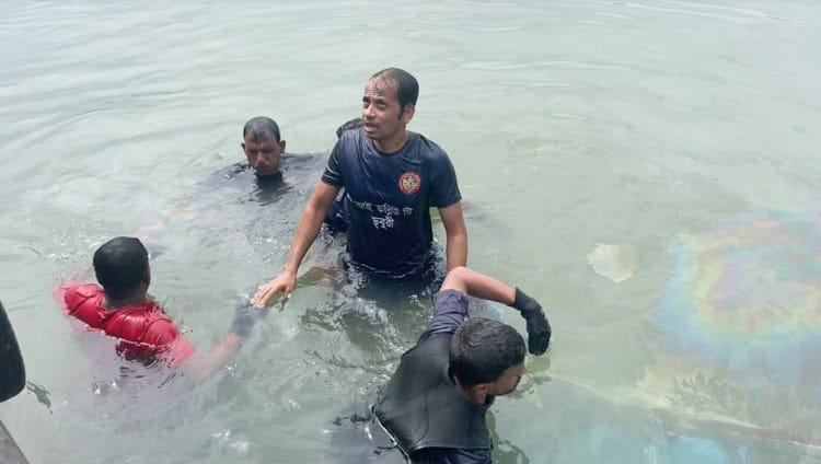মেঘনায় ট্রলারডুবির ঘটনায় উদ্ধার অভিযান চালাচ্ছেন উদ্ধারকর্মীরা. Channel i News - চ্যানেল আই নিউজ