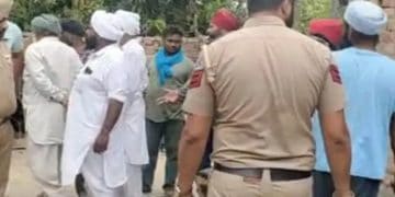পুলিশ ও স্থানীয়রা গর্ভবতী স্ত্রীর হত্যার ঘটনাস্থলে. Channel i News - চ্যানেল আই নিউজ