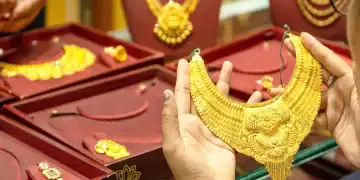 সোনার অলংকার দেখছেন একজন ক্রেতা, স্বর্ণের দোকানে বিভিন্ন ডিজাইনের গহনা. Channel i News - চ্যানেল আই নিউজ