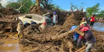 কেনিয়ায় ভূমিধসের পর উদ্ধারকর্মীরা ক্ষতিগ্রস্ত এলাকা পরিষ্কার করছেন. Channel i News - চ্যানেল আই নিউজ
