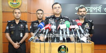 র‌্যাবের কর্মকর্তারা সংবাদ সম্মেলনে তথ্য প্রদান করছেন. Channel i News - চ্যানেল আই নিউজ