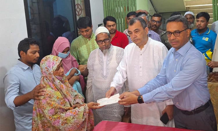 পরিবেশ ও বনমন্ত্রী সাজ্জাদুজ্জামান হত্যাকারীদের শাস্তির জন্য আশ্বাস দিচ্ছেন. Channel i News - চ্যানেল আই নিউজ