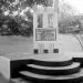 খাপড়া ওয়ার্ড শহীদ দিবস স্মৃতিস্তম্ভের ছবি, স্মৃতিসৌধের সামনে ধূসর পাথর. Channel i News - চ্যানেল আই নিউজ