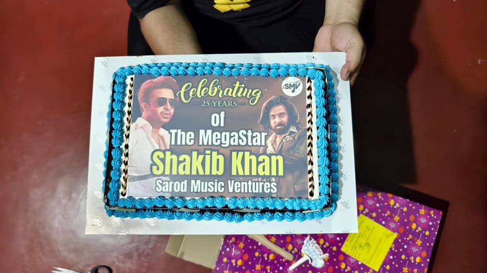 সুন্দর সূর্যমুখী ফুলের ক্ষেতের ছবি, কৃষকরা দেখছেন. Channel i News - চ্যানেল আই নিউজ