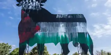 ফিলিস্তিনের পতাকা আঁকা বিশাল ষাঁড়ের মূর্তি, শান্তির প্রতীক হিসেবে দেখা যাচ্ছে. Channel i News - চ্যানেল আই নিউজ