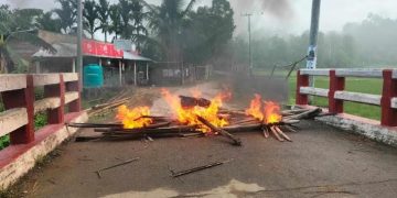 রাঙ্গামাটিতে সড়ক অবরোধের জন্য আগুনে পোড়া বাঁশ ও গাছের ডাল. Channel i News - চ্যানেল আই নিউজ