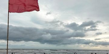 বেঙ্গল সমুদ্র সৈকত, আকাশে মেঘাচ্ছন্ন, সতর্কতা সংকেতের জন্য প্রস্তুত. Channel i News - চ্যানেল আই নিউজ